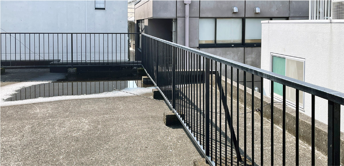 屋上や外壁から薄いが水漏れしてきた