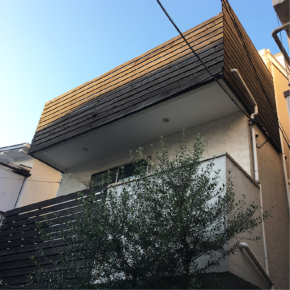 品川区戸建て住宅／ベランダ手すり取替(　グレイスライト )、外壁塗装工事　施工前